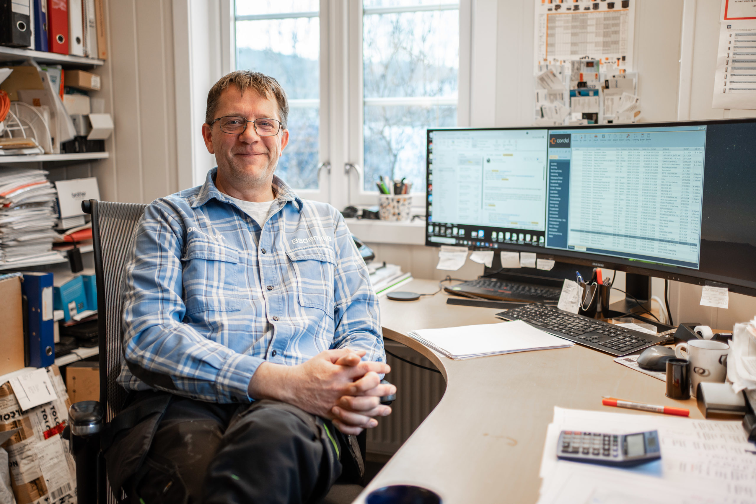 Bilde av daglig leder i Nordheim VVS foran pcen