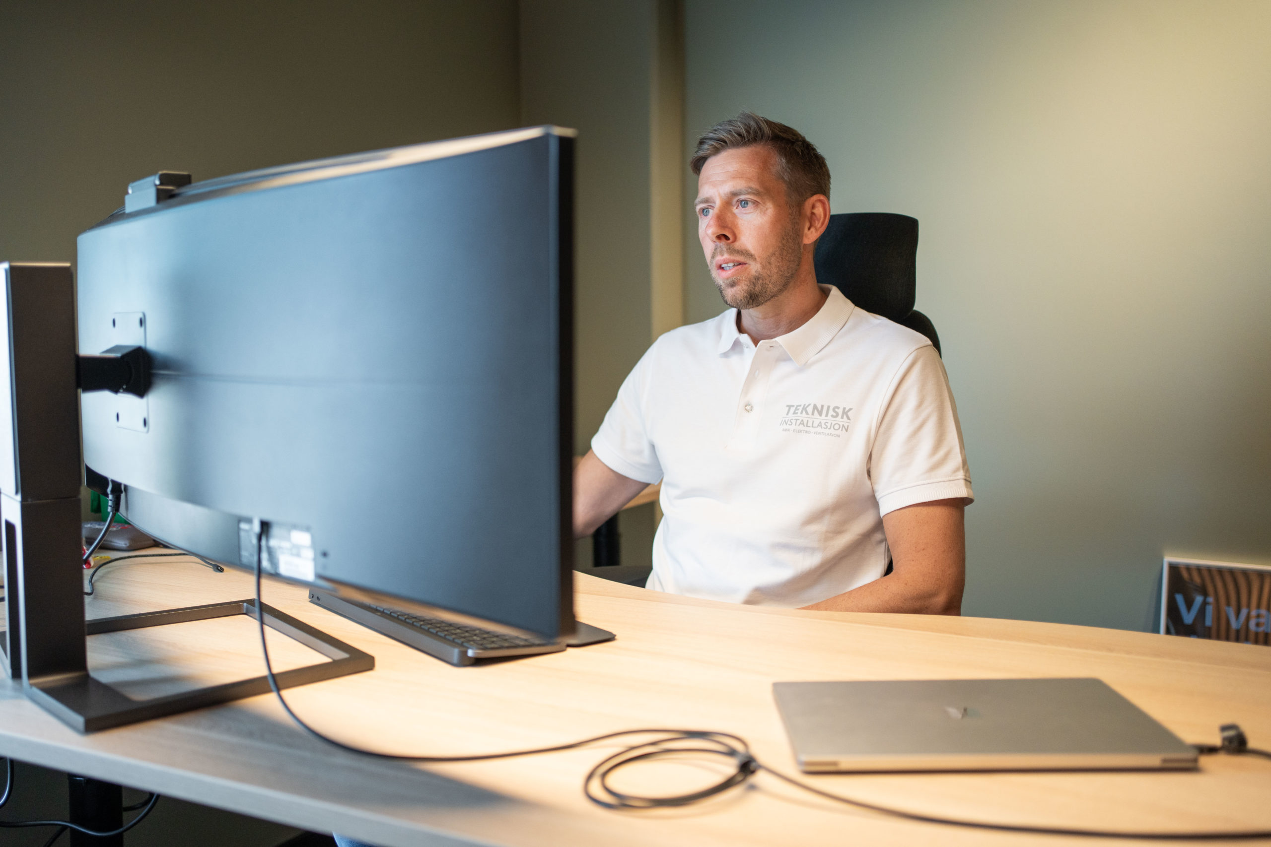 Daglig leder sitter foran pcen å jobber.