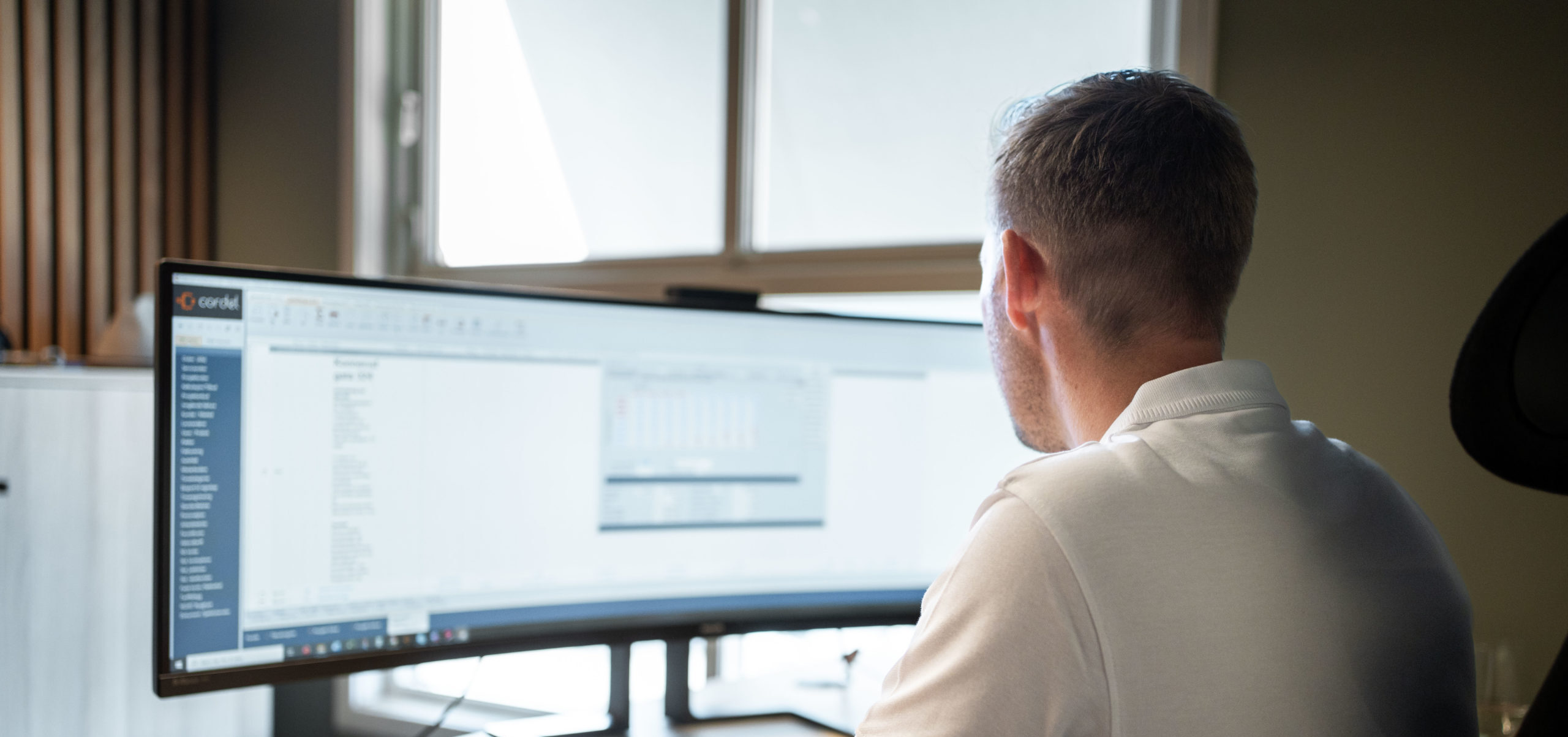 Mann som jobber i systemet Cordel på pcen.